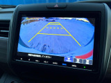 【バックカメラ】駐車時に後方がリアルタイム映像で確認できます。大型商業施設や立体駐車場での駐車時や、夜間のバック時に大活躍!運転スキルに関わらず、今や必須となった装備のひとつです!