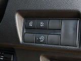 運転席の右側にはアイドリングストップ、ハンズフリーオートスライドドア等のスイッチがあります。