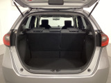 ラゲッジも広く使いやすいトランクは、開口部も広く荷物の積み下ろしもしやすいお車となっております。リアシートの背もたれは6:4の割合で分割して可倒できるので、長いお荷物などを載せることもできます。