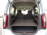後席の背もたれを倒すと大きなラゲッジスペースです。