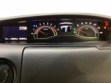 スピードメーターとタコメーターを大きく配した見やすいメーター部になっています。左側のインフォメーション画面でオドメーターや燃費などの情報を確認できます。