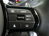 ハンドル右側にはクルーズコントロールのスイッチが装備され運転中の操作も安心して行えます!