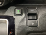 セレクトレバーの右に電子制御パーキングブレーキがあります。スイッチひとつで、停車した地点の傾斜などをシステムが検知・判断してブレーキ力を自動的に最適制御し、しっかり停車できるパーキングシステムです。