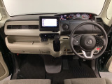車内は光触媒抗菌消臭施工済です。スタイリッシュなデザインで暖かみのあるインパネ周りを演出します。グローブボックスやカップホルダーのほかにトレーなどたくさんの収納スペースが装備されています。