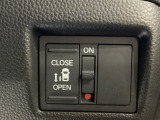 左側電動スライドドアは運転席からでも操作ができるように、ハンドル付近に開閉の操作スイッチが付いています。