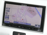【7インチ】目的地を設定すれば、初めての場所でも簡単に行くことが出来ます。(音楽だって聴けちゃいます。)今や欠かせないアイテムですね。カーナビと共に楽しいカーライフを送って下さい!