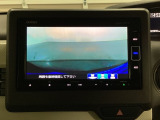 ギヤをR(バック)に入れるとナビの画面に後ろの映像が映るリアカメラ付です。後退時、コンディションが悪い視界でもカラーバックモニターがドライバーをサポートします。