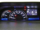 各操作スイッチは使いやすい位置に配置され、とっても見やすいメーターです。夜間時はラグジュアリーな気分にさせてくれる照明が魅力ですので、夜のドライブも楽しみになりますよ♪
