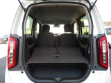 後席の背もたれを倒すと、大きなラゲッジスペースとして活用できます。