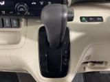 CVT車のセレクトレバーです。低速から高速まで、変速ショックのないスムーズな走りを実現するとともに、エンジン効率のよい領域を維持することで燃費にも貢献します。