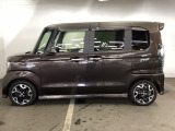 狭い駐車場でも、スライドドアならチャイルドシートへのお子さまの乗降や荷物の積載もスムーズ。とても便利な【両側電動スライドドア】ドアハンドを少し引くだけでリアドアが自動開閉します。
