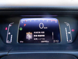 シンプルで見やすいデザインのメーターパネルです。車の情報が表示される大事な場所だからこそ見やすさが大切ですね。