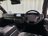 運転席まわりです。 各操作スイッチは使いやすい位置に配置されてます。