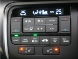 フルオートエアコン搭載。好みの温度に設定するだけで、風向や風量を自動でコントロール!いつでも快適な車内環境に。さらに、体を直接温めるシートヒーター付きで寒い季節も暖かく過ごせます。