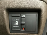 左側電動スライドドアは運転席からでも操作ができるように、ハンドル付近に開閉の操作スイッチが付いています。