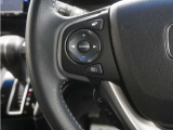 ハンドルにオーディオ操作用スイッチを備え、手を放さずに操作可能。安全性と利便性を両立しています。