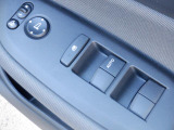 パワーウィンドウは運転席のスイッチのみオート機能も装備!お子様が一緒の時も安心のウィンドウロック付き♪更にドアミラーは電動式の角度調整&格納機能付きなので狭い所で大活躍!