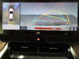 パノラミックビューモニター付きです。車両を上から見たような映像をディスプレイオーディオ画面に表示。運転席からの目視だけでは見にくい、車両周辺の状況をリアルタイムでしっかり確認できます。