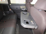 シートバックにテーブルが装備されたセカンドシート。快適なドライブを♪