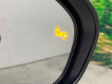 【ブラインドスポットモニター】走行中、ドアミラーの死角になりやすい箇所に後続車が接近するとサイドミラーのレンズに警告を表示!ドライバーに注意喚起をしてくれます。