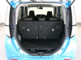 コンパクトカーながらラゲッジスペースも広く、とっても便利です。可倒式リアシートを倒せば更に広い空間を確保、長い・大きい荷物も収納OK!買い物にレジャーに大活躍です♪