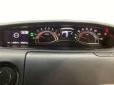 スピードメーターとタコメーターを大きく配した見やすいメーター部になっています。左側のインフォメーション画面でオドメーターや燃費などの情報を確認できます。