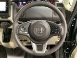 ハンドルにHondaセンシング系のクルーズコントロールやレーンキープアシストなどのスイッチと、オーディオの操作スイッチが装備されています。ハンドルから手を離さず安全に操作できます。