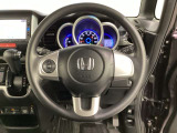 ステアリングスイッチがついていますので、オーディオのチャンネル変更、ボリューム、ジャンル変更が操作可能です。ハンドルから手を離さず安全に操作できます。
