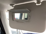 助手席側サンバイザーにも鏡がついて