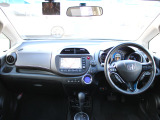 クルーズコントロールが装備されており、速度設定をするだけで一定の速度で自動走行が可能!!一定速度の走行なので燃費の向上やアクセルペダルを踏む必要が無いので長距離ドライブが快適になります!!