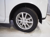 実車はアルミホイール組みのスタッドレスタイヤを装着、この車両には夏用タイヤが付属しています。