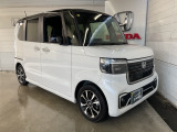 車幅いっぱいに伸びたフロントアクセサリLEDがボディーのワイド感を強調