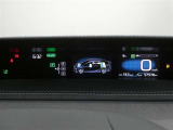 各操作スイッチは使いやすい位置に配置され、とっても見やすいメーターです。夜間時はラグジュアリーな気分にさせてくれる照明が魅力ですので、夜のドライブも楽しみになりますよ♪