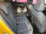 ゆったりと座れる後部座席となっています。
