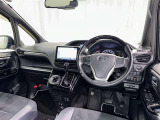 運転席まわりです。 各操作スイッチは使いやすい位置に配置されてます。