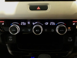 オートエアコンは左右席で独立温度コントロールが可能です。運転席はキンキンに冷やして助手席はマイルドにと言った設定が可能です☆暑さ寒さでケンカすることもなくなりますね♪