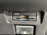 【ETC】有料道路を利用する際に料金所で停止することなく通過できる、ETC車載器(ノンストップ自動料金収受システム機器)が装備されています。セットアップを行うことで利用可能になります。