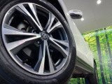 【純正18インチアルミホイール】外観にマッチした純正アルミホイールを装着しております。各種社外アルミホイールや、スタッドレスタイヤも取扱いしております。是非ご相談ください♪