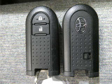 キーを取り出さずにドアを施錠&解錠。クルマの始動も可能です。