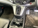 インパネシフトです。パーキングブレーキはフットブレーキタイプです。