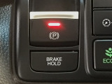指先の操作でパーキングブレーキの「作動と解除」が行うことができる装備。ブレーキペダルから足を離しても停止し続けてくれるオートブレーキホールド機能。信号待ちなどの際には便利。ECO運転で低燃費走行♪