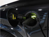 専用コードを接続するだけで簡単に充電が行えます。プラグインハイブリッドモデルRecharge T8 AWD PHEVは、走行中の充電のほか、自宅などに設置された充電機器からの充電が可能です。