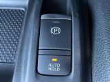 【オートブレーキホールド】信号待ちや渋滞で停車時にブレーキから足を離しても、停止状態を保持してくれます。前進するときはアクセルを踏めば自動で解除されるので安心♪街乗り運転が楽になります♪