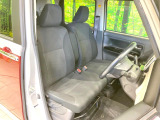 運転席まわりには十分なスペースがあり、大柄な方でもゆったり運転していただける環境です。