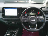 すっきりとしたデザインの運転席周りになっています!