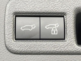 【パワーバックドア】スマートキーや運転席のボタンを押すだけでリアゲートが自動で開閉します!荷物を持っている時や、高い位置にあるバックドアを閉める際に便利な機能です♪