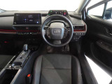 革巻きステアリングで快適な操作性の運転席です。