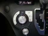 【オートエアコン】車内温度を感知して自動で温度調整をしてくれるのでいつでも快適な車内空間を創り上げます!どの席に座っても快適なドライブが楽しめます♪