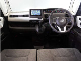 視界広々で運転しやすくロングドライブでも疲れを感じさせないすっきりとまとまったインパネ周りです。
