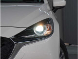 【LEDヘッドライト】悪天候や夜間走行時も良好な視界を確保し安心して運転できる高輝度LEDヘッドライトを装備。明るい上に点灯速度が早く消費電力も抑えられています。